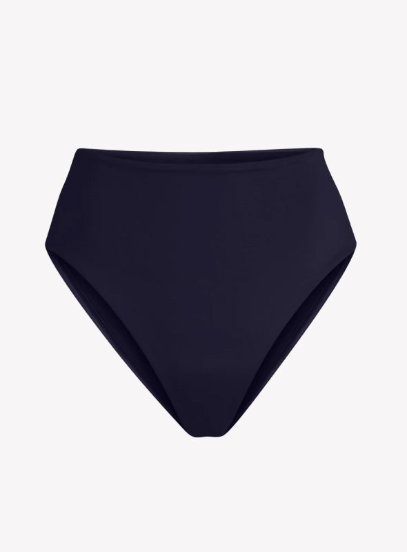 Tummy-compressing, leg-lengthening, confidence-boosting. It’s giving Superwoman energy.