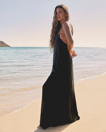 Woman in Arrival dress in jet